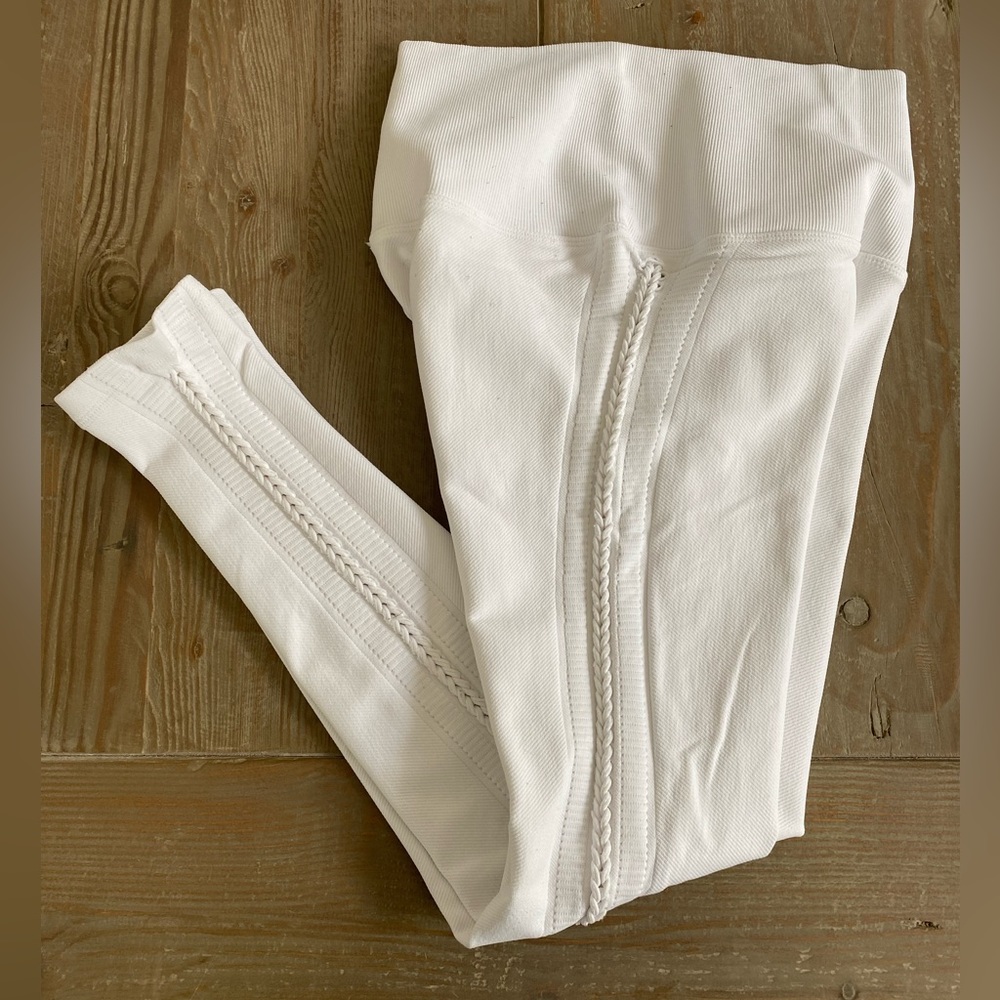 Gently worn Avocado Braided Air Leggings sz XS/S